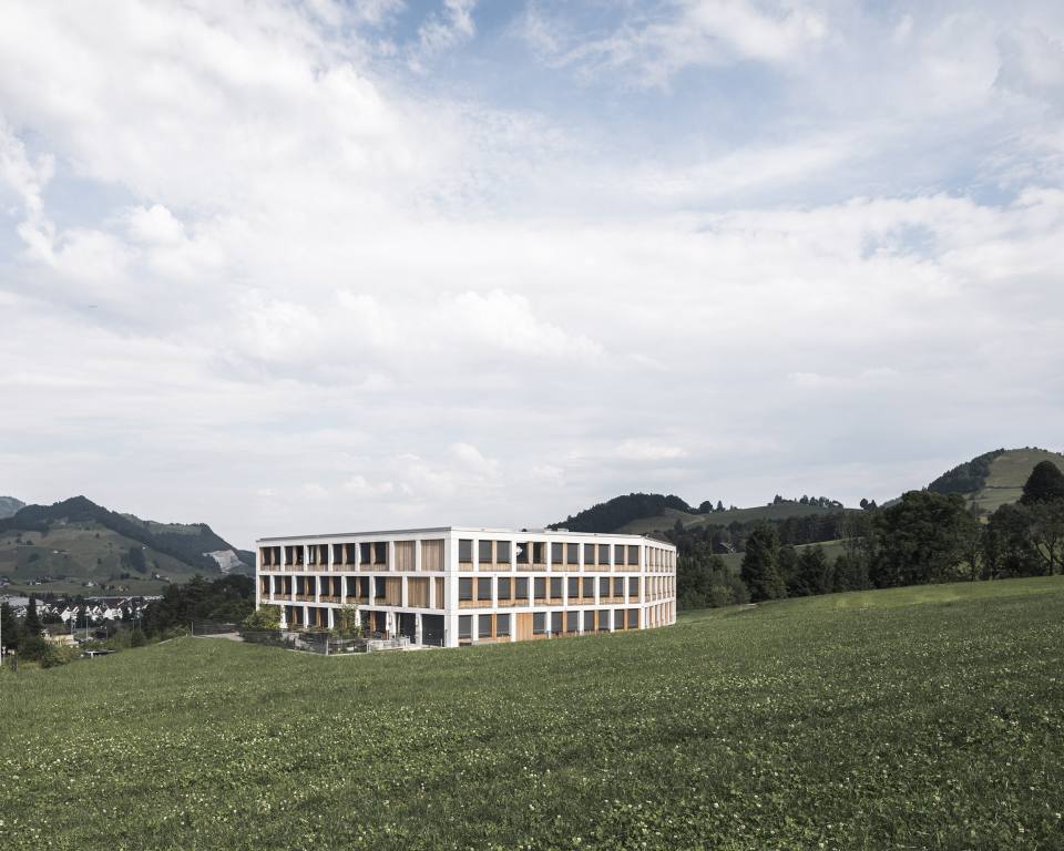 Bob Gysin Partner AG Pflegeoase Möbel Beleuchtung Vorhang Tageslicht  Bettwäsche APZ Alters- und Pflegezentrum Appenzell firm Architektur und Bauherrenmanagement Österreich Schweiz iz APZ Alters- und Pflegezentrum Appenzell Aussenaufnahme firm Architektur