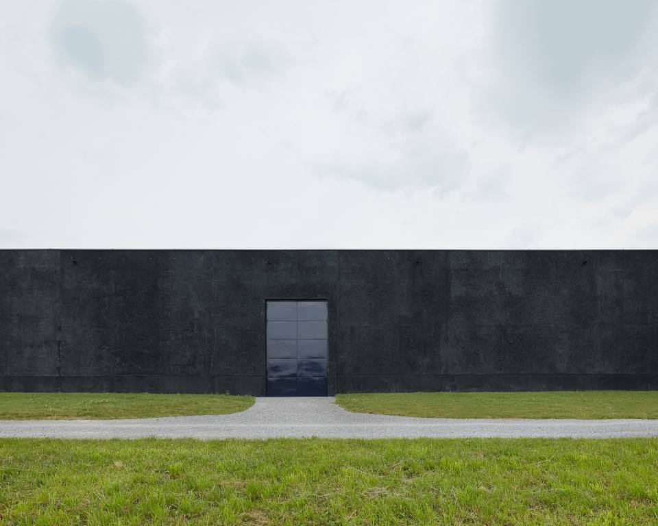 Pumpwerk Hard dunkler Beton firm Architektur und Bauherrenmanagement Schweiz Österreich