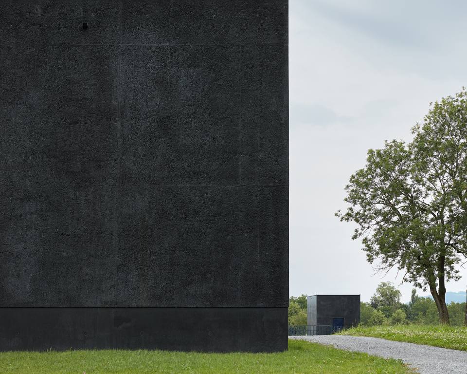 Pumpwerk Hard dunkler Beton firm Architektur und Bauherrenmanagement Schweiz Österreich