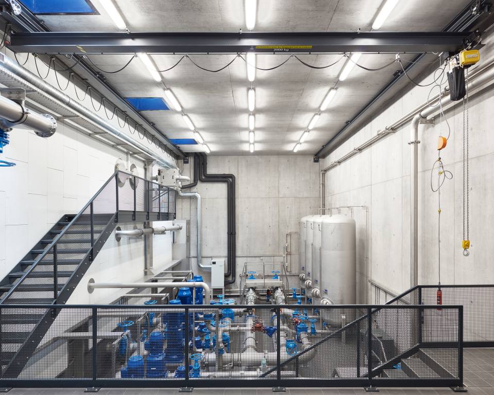 Pumpwerk Hard dunkler Beton firm Architektur und Bauherrenmanagement Schweiz Österreich