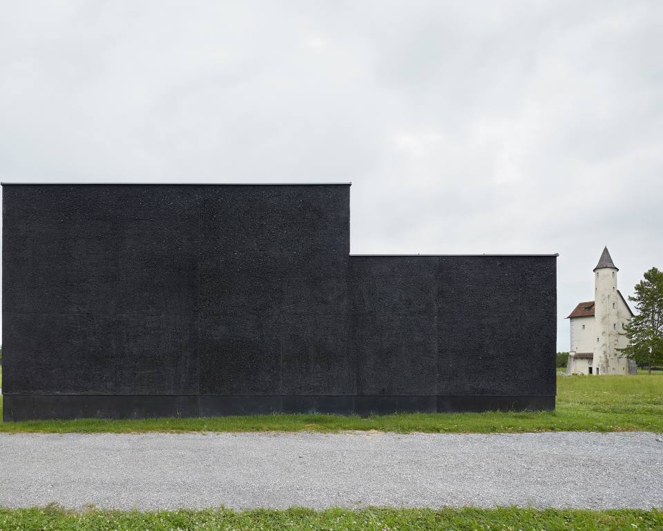 Pumpwerk Hard dunkler Beton firm Architektur und Bauherrenmanagement Schweiz Österreich