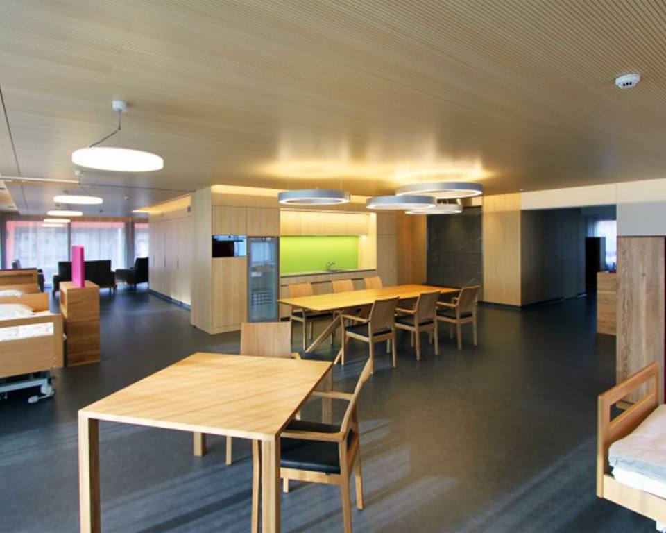Sonnweid AG Das Heim Wetzikon Pflegeoase Möbel Beleuchtung Vorhang Tageslicht  Aufenthalt Bettwäsche firm Architektur und Bauherrenmanagement Österreich Schweiz 